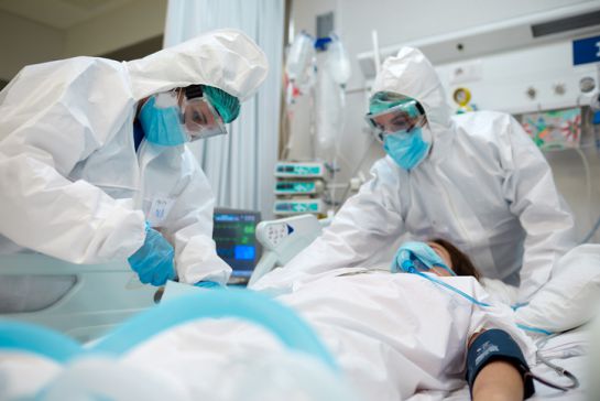 Estudio retrospectivo de casos y controles de 216 pacientes con COVID-19 y 197 controles poblacionales Estudio retrospectivo de casos y controles de 216 pacientes con COVID-19 y 197 controles poblacionales