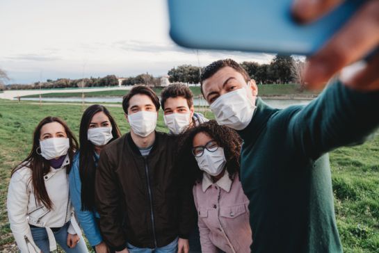 La comunicación de las 7 expresiones faciales universales (ira, disgusto, miedo, sorpresa, felicidad, tristeza y desprecio) involucra a todo el rostro. La comunicación de las 7 expresiones faciales universales (ira, disgusto, miedo, sorpresa, felicidad, tristeza y desprecio) involucra a todo el rostro.