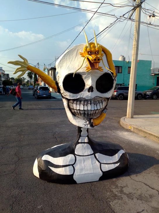 Esta calavera representa el origen del coronavirus en China llevando un dragón en la cabeza Esta calavera representa el origen del coronavirus en China llevando un dragón en la cabeza