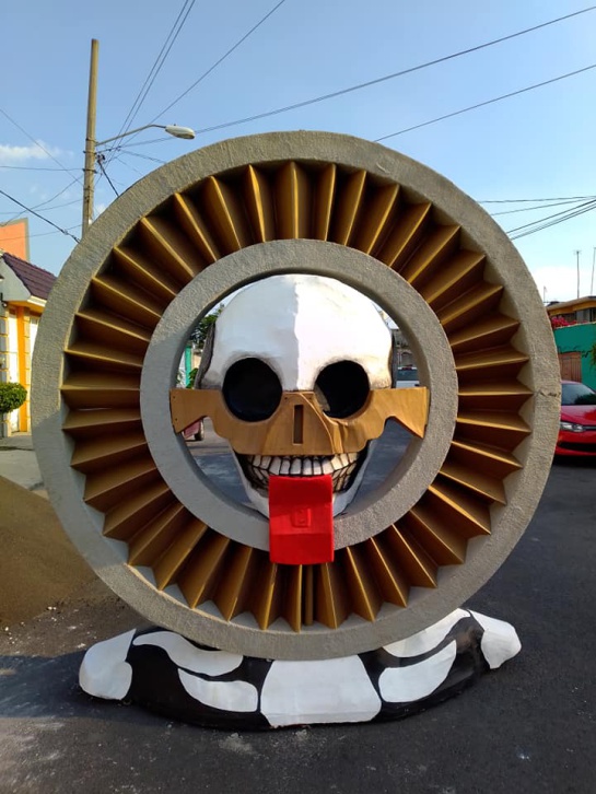 El dios prehispánico Mictlantecutli recibe a los fallecidos en el lugar de los muertos el Mictlan El dios prehispánico Mictlantecutli recibe a los fallecidos en el lugar de los muertos el Mictlan
