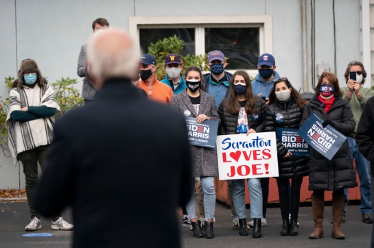 En el sistema electoral de Estados Unidos, los ciudadanos no votan por un candidato, sino no por los delegados que, a su vez votan por uno u otro candidato En el sistema electoral de Estados Unidos, los ciudadanos no votan por un candidato, sino no por los delegados que, a su vez votan por uno u otro candidato