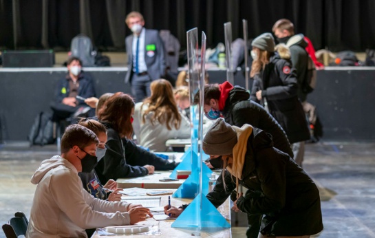 California es el estado con mayor población y cuenta con 55 delegados y cada uno de ellos representa un voto electoral California es el estado con mayor población y cuenta con 55 delegados y cada uno de ellos representa un voto electoral