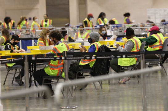 Trabajadores electorales realizan el conteo de votos en Filadelfia, Pensilvania Trabajadores electorales realizan el conteo de votos en Filadelfia, Pensilvania