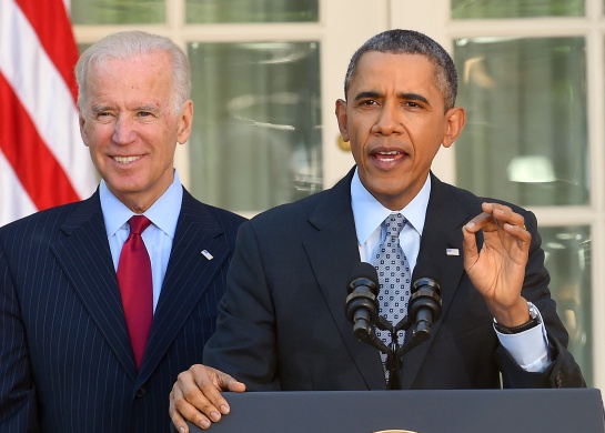 Barack Obama, acompañado por el entonces vicepresidente Joe Biden, en abril de 2014 emitiendo un mensaje sobre el Obamacare, el cual fue aprobado en 2010 Barack Obama, acompañado por el entonces vicepresidente Joe Biden, en abril de 2014 emitiendo un mensaje sobre el Obamacare, el cual fue aprobado en 2010