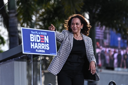 Frente a los 78 años de Biden y el aura de solemnidad que lo rodea; Kamala Harris se presenta como una política con carisma y energía Frente a los 78 años de Biden y el aura de solemnidad que lo rodea; Kamala Harris se presenta como una política con carisma y energía