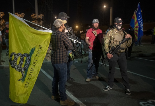 Partidarios de Donald Trump, algunos con armas largas, protestan en Phoenix, Arizona frente a un Centro Electoral de Maricopa Partidarios de Donald Trump, algunos con armas largas, protestan en Phoenix, Arizona frente a un Centro Electoral de Maricopa