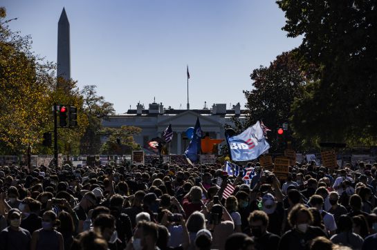 La gente se reúne en Black Lives Matter Plaza para celebrar la victoria del ex vicepresidente Joe Biden La gente se reúne en Black Lives Matter Plaza para celebrar la victoria del ex vicepresidente Joe Biden