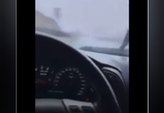 El hecho ocurrió en la autopista Tecate-Mexicali en dirección a la localidad La Rumorosa luego de que el conductor grabara mientras conducía en plena lluvia El hecho ocurrió en la autopista Tecate-Mexicali en dirección a la localidad La Rumorosa luego de que el conductor grabara mientras conducía en plena lluvia