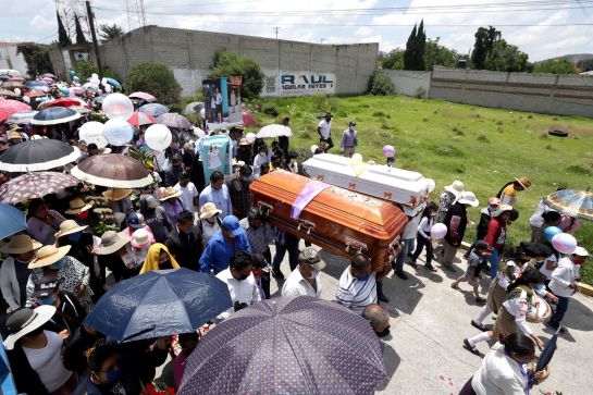 Limita la asistencia a un número pequeño de familiares y amigos inmediatos Limita la asistencia a un número pequeño de familiares y amigos inmediatos