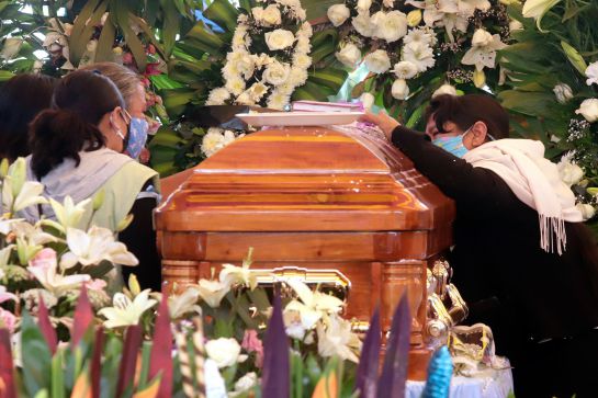 Evita los contactos físicos con otras personas Evita los contactos físicos con otras personas