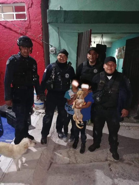 Después de ayudar a la familia, los policías se tomaron la foto con los niños y el perrito rescatado Después de ayudar a la familia, los policías se tomaron la foto con los niños y el perrito rescatado