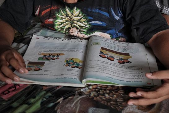 Esta beca se entregan directamente a la madre, padre o tutor del estudiante mediante una tarjeta bancaria o en mesas de pago Esta beca se entregan directamente a la madre, padre o tutor del estudiante mediante una tarjeta bancaria o en mesas de pago