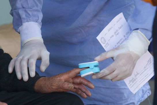 Un médico midió el oxígeno de un paciente con síntomas de Covid-19 Un médico midió el oxígeno de un paciente con síntomas de Covid-19