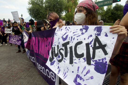 Un grupo de mujeres feministas se manifestaron en calles del centro de la ciudad donde exigieron justicia Un grupo de mujeres feministas se manifestaron en calles del centro de la ciudad donde exigieron justicia