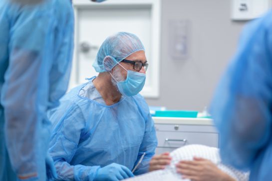 Los médicos tuvieron que inducir al parto prematuro Los médicos tuvieron que inducir al parto prematuro