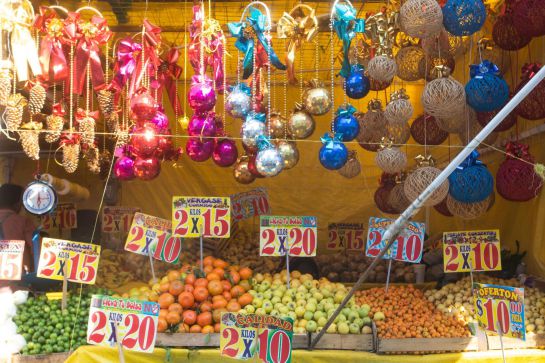 Para hacer el ponche se usan frutas de temporada Para hacer el ponche se usan frutas de temporada