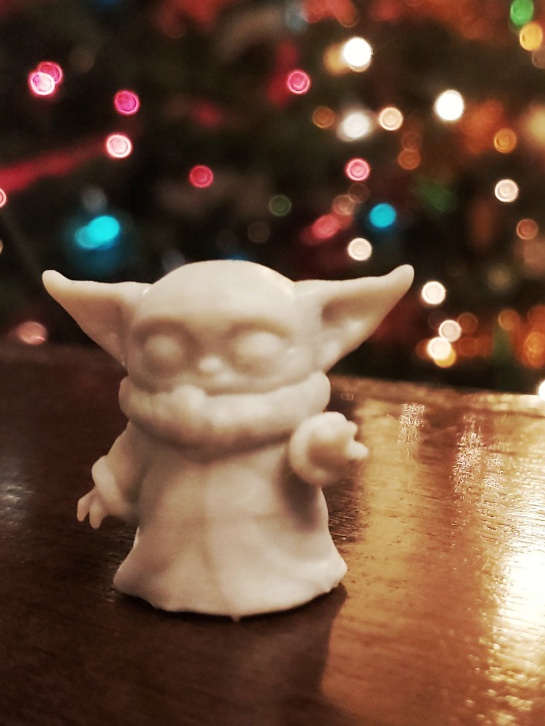Baby Yoda mide 2.5 centímetros y está hecho de resina Baby Yoda mide 2.5 centímetros y está hecho de resina