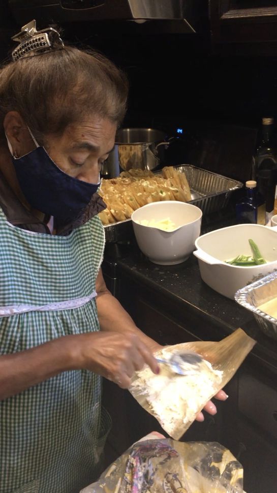 Doña Margarita cumplió su promesa y les llevó al hospital tamales a los doctores Doña Margarita cumplió su promesa y les llevó al hospital tamales a los doctores