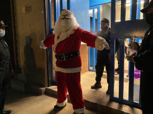 Lleva Santa Claus regalos a hijas e hijos de internas en Santa Martha Lleva Santa Claus regalos a hijas e hijos de internas en Santa Martha