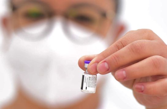 Personal de salud que atiende a pacientes con COVID-19 fueron los primeros en recibir la vacuna contra el coronavirus Personal de salud que atiende a pacientes con COVID-19 fueron los primeros en recibir la vacuna contra el coronavirus
