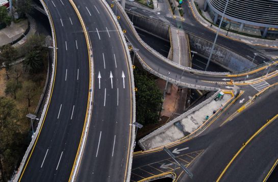 Vista aérea de la autopista urbana norte y anillo periférico vacías durante la mañana del día festivo por navidad. Vista aérea de la autopista urbana norte y anillo periférico vacías durante la mañana del día festivo por navidad.