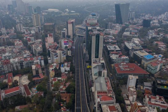 Vista aérea de la autopista urbana norte y anillo periférico vacías durante la mañana del día festivo por navidad. Vista aérea de la autopista urbana norte y anillo periférico vacías durante la mañana del día festivo por navidad.