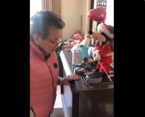 El mensaje del video dice: Mi papá le regaló a mi abuelita un echo dot y está emocionadísimaaaaa El mensaje del video dice: Mi papá le regaló a mi abuelita un echo dot y está emocionadísimaaaaa
