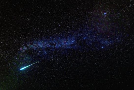 Se habla de lluvia de meteoros y se las asocia a los restos que cometas que cruzan la órbita terrestre van dejando en sus sucesivos pasos cerca del Sol Se habla de lluvia de meteoros y se las asocia a los restos que cometas que cruzan la órbita terrestre van dejando en sus sucesivos pasos cerca del Sol