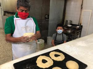 Pese a pandemia continúa la tradición de la Rosca de Reyes Pese a pandemia continúa la tradición de la Rosca de Reyes