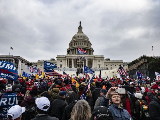 Suspenden sesión en Senado de EU; manifestantes irrumpen en Capitolio Suspenden sesión en Senado de EU; manifestantes irrumpen en Capitolio