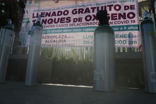 En la CDMX realizan llenado de oxígeno gratuito en la explanada de la alcaldía Iztapalapa, el cual se ofrece de lunes a viernes de 9 a 17 horas- En la CDMX realizan llenado de oxígeno gratuito en la explanada de la alcaldía Iztapalapa, el cual se ofrece de lunes a viernes de 9 a 17 horas-
