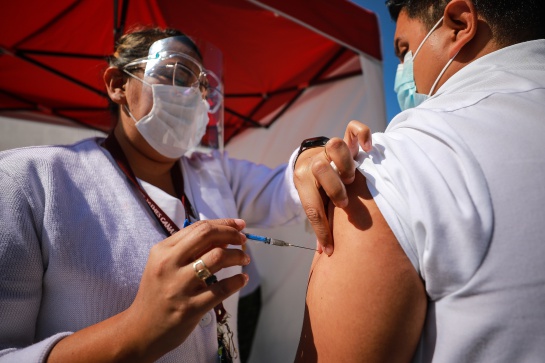 En México la vacunación contra el coronavirus inició el 24 de diciembre de 2020 con el primer cargamento de dosis desarrolladas por Pfizer y Biontech En México la vacunación contra el coronavirus inició el 24 de diciembre de 2020 con el primer cargamento de dosis desarrolladas por Pfizer y Biontech