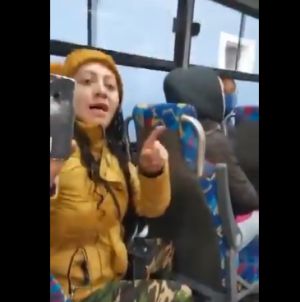 “No sabe cómo hay gente que está sufriendo por la imprudencia de usted, señora”, se escucha decir a la pasajera. “No sabe cómo hay gente que está sufriendo por la imprudencia de usted, señora”, se escucha decir a la pasajera.