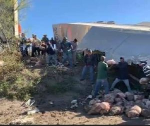 Pobladores evitan rapiña de tráiler volcado en Tamaulipas Pobladores evitan rapiña de tráiler volcado en Tamaulipas
