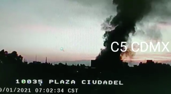 La columna de humo del incendio en un edificio del Metro podía avistarse a kilómetros de distancia La columna de humo del incendio en un edificio del Metro podía avistarse a kilómetros de distancia
