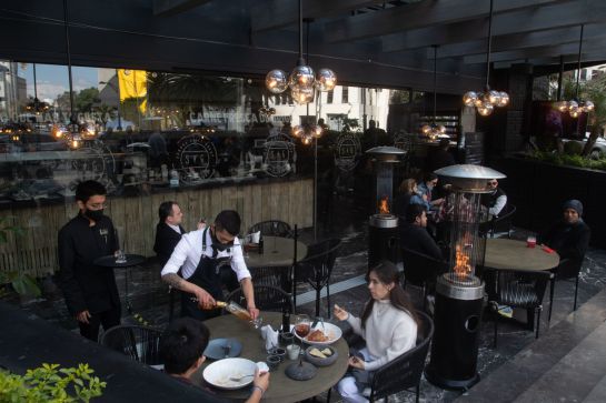 Código QR y meseros en restaurante que busca segur sobreviviendo al semáforo rojo. Código QR y meseros en restaurante que busca segur sobreviviendo al semáforo rojo.