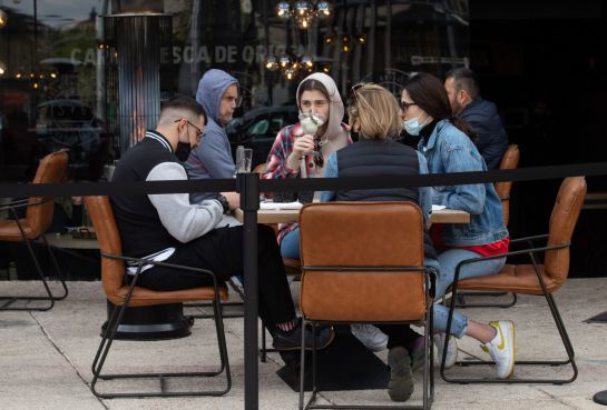 Darán prioridad a terrazas y mesas al exterior respetando el distanciamiento de 1.5 m entre ellas Darán prioridad a terrazas y mesas al exterior respetando el distanciamiento de 1.5 m entre ellas