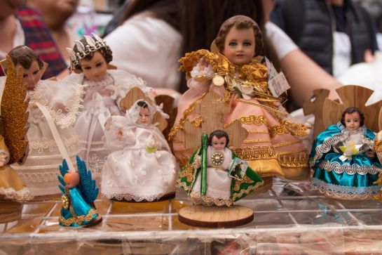Las monjas tenían la tradición de vestir a los Niños Dios para presentarlos en la iglesia Las monjas tenían la tradición de vestir a los Niños Dios para presentarlos en la iglesia