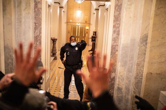 Eugene Goodman es el oficial de policía que estuvo presente en los disturbios del Capitolio Eugene Goodman es el oficial de policía que estuvo presente en los disturbios del Capitolio