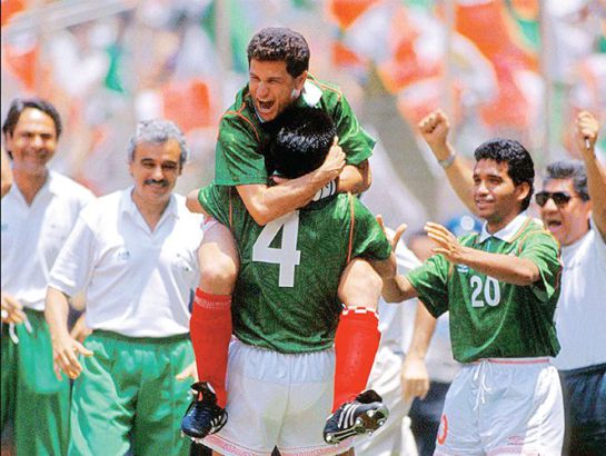 Eliminatorias a Usa 1994. Nacho Ambriz festejando el gol y cargando a Francisco Javier "El abuelo" Cruz. Eliminatorias a Usa 1994. Nacho Ambriz festejando el gol y cargando a Francisco Javier "El abuelo" Cruz.