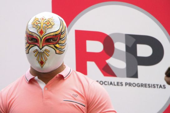 El luchador Carístico durante acto protocolario del pre registro interno de candidatos del partido Redes Sociales Progresistas. El luchador Carístico durante acto protocolario del pre registro interno de candidatos del partido Redes Sociales Progresistas.