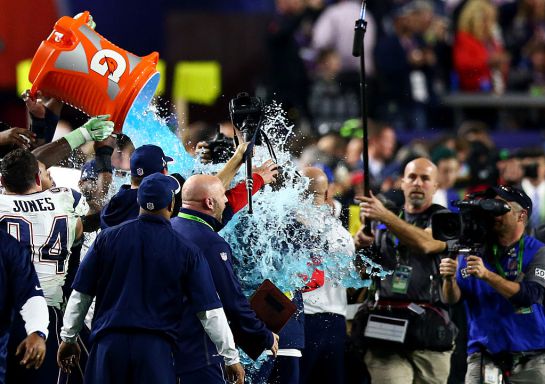 Una de las apuestas más raras para el Super Bowl es: ¿De qué color será el Gatorade con que bañarán al entrenador del equipo ganador? Una de las apuestas más raras para el Super Bowl es: ¿De qué color será el Gatorade con que bañarán al entrenador del equipo ganador?