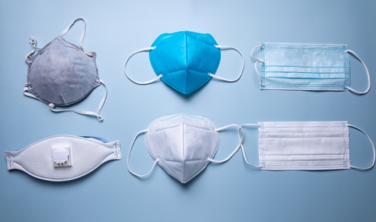 La transmisión del virus puede reducirse hasta un 95% si las personas, tanto infectadas como las que no, usan cubrebocas quirúrgicos ajustados y uno de tela La transmisión del virus puede reducirse hasta un 95% si las personas, tanto infectadas como las que no, usan cubrebocas quirúrgicos ajustados y uno de tela