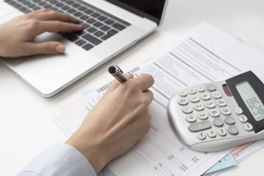 Tanto empresascomo trabajadores tienen que informar al SAT cuánto dinero percibieron y cuánto pagaron de impuestos Tanto empresascomo trabajadores tienen que informar al SAT cuánto dinero percibieron y cuánto pagaron de impuestos