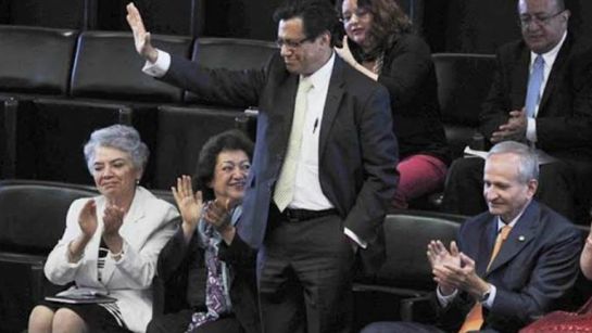 el Senado hizo el reconocimiento al periodista y cronista Juan Arvizu el Senado hizo el reconocimiento al periodista y cronista Juan Arvizu