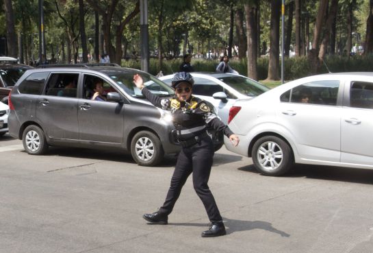 El oficial deberá reportar inmediatamente, vía radio, el motivo por el cual detuvo al conductor El oficial deberá reportar inmediatamente, vía radio, el motivo por el cual detuvo al conductor