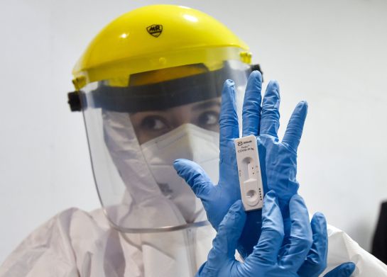 También habrá una capacitación de enfermeras y médicos para realizar las pruebas COVID-19 También habrá una capacitación de enfermeras y médicos para realizar las pruebas COVID-19