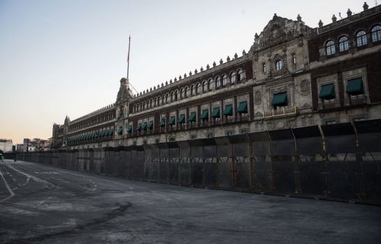 Con vallas metálicas ha sido resguardado Palacio Nacional como medida de prevención de daños al inmueble durante la próximas manifestaciones feministas del 8 de marzo Con vallas metálicas ha sido resguardado Palacio Nacional como medida de prevención de daños al inmueble durante la próximas manifestaciones feministas del 8 de marzo