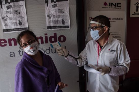 En el módulo te tomarán la temperatura y te darán gel antibacterial. En el módulo te tomarán la temperatura y te darán gel antibacterial.