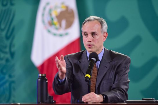 Hugo López-Gatell confirmó el primer caso confirmado de COVID-19 en México en la madrugada del 28 de febrero Hugo López-Gatell confirmó el primer caso confirmado de COVID-19 en México en la madrugada del 28 de febrero